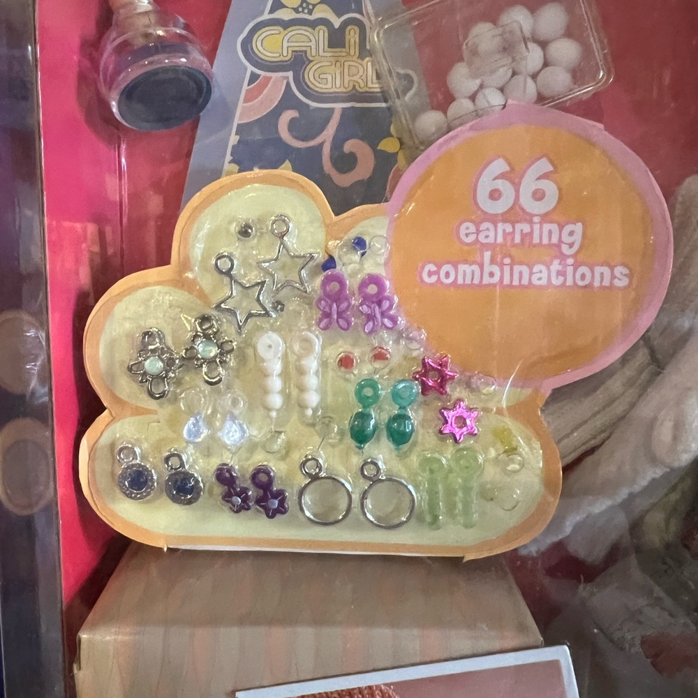 Mattel Cali Girl Summer w/White Jacket and Brown Hair So Excellent Earrings - Picture 8 of 10